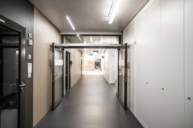 Dörrautomatik på dubbel slagdörr installerad av Dörrteknikern